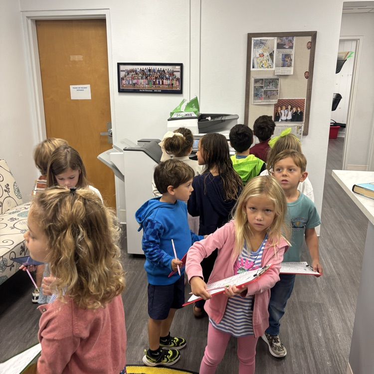 Kindergarten hit the road searching for shapes to help them for their upcoming STEM challenge! It’s amazing how many different shapes are hidden in the halls of SGES! 