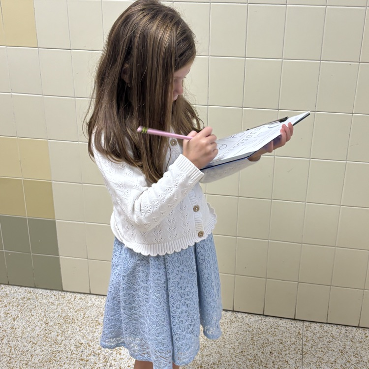 Kindergarten hit the road searching for shapes to help them for their upcoming STEM challenge! It’s amazing how many different shapes are hidden in the halls of SGES! 