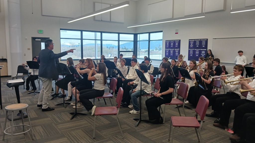 Guest clinician Vince Fejeran works with the Intermediate Band on musical phrasing.