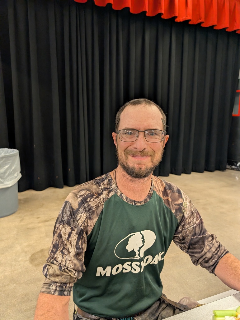 Our veterans enjoying their lunch.