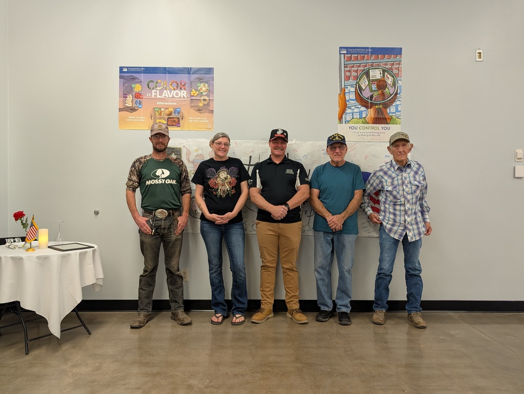 Our veterans enjoying their lunch.