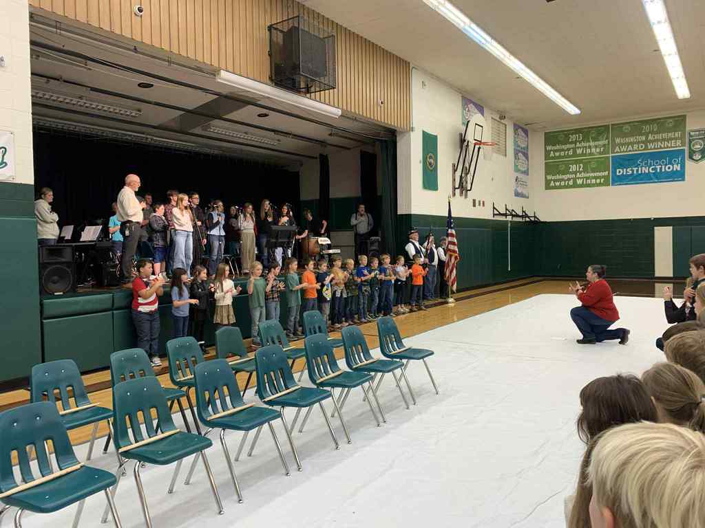 2nd graders signing the Pledge of Allegiance 