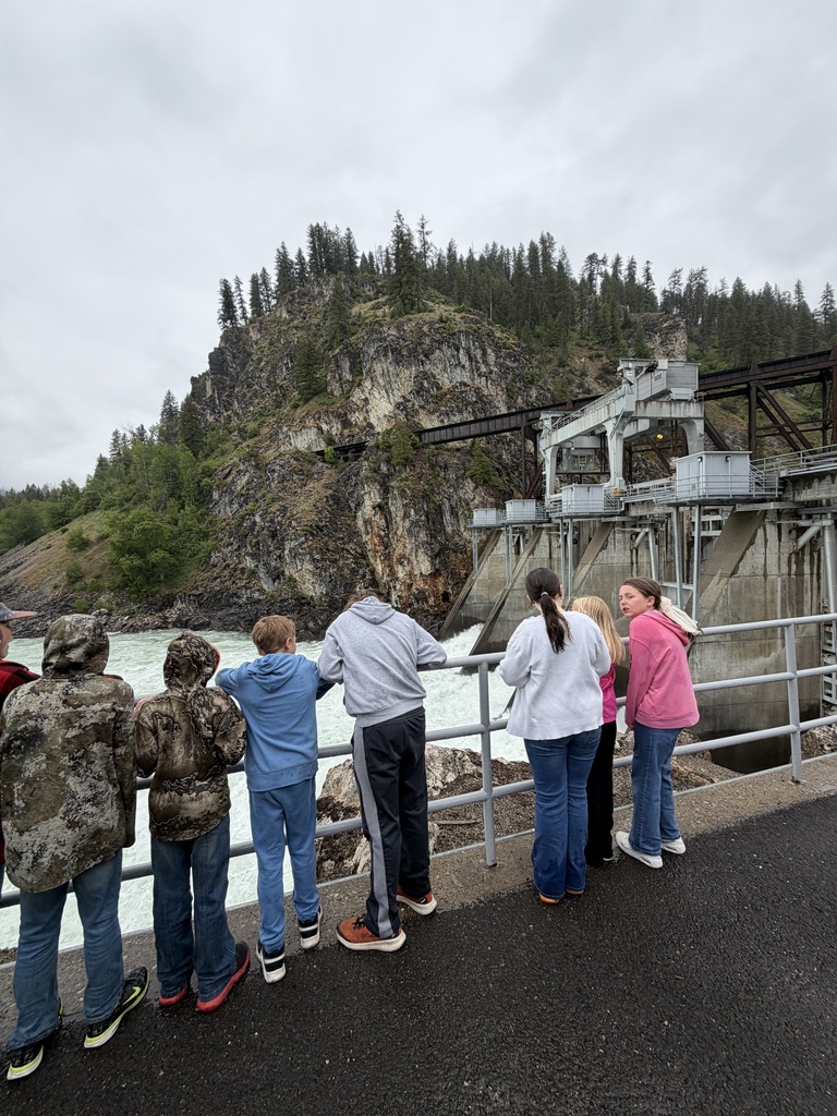 Students looking at Box Canyon Damn