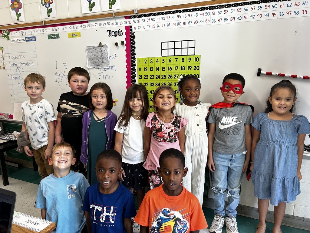 These students in Ms. Keyla's class met their weekly i-Ready goals! Way to stay on track !