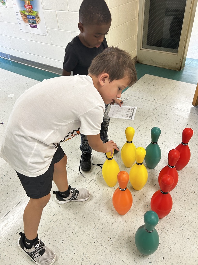 🎳 ✨ These 1st graders in Ms. Keyla’s math classes knocked down pins AND math problems! We used bowling to practice subtraction, and the kids loved seeing how numbers show up in real life. Real-world math = real fun learning! 💡
