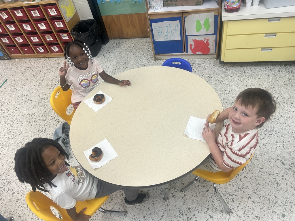 Ms. Hannah and Ms. Kaitlyn’s class had a donut party this morning for filling up their behavior jar and having great behavior! Great job, keep up the great work!