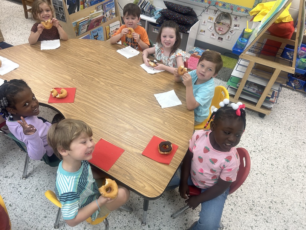 Ms. Hannah and Ms. Kaitlyn’s class had a donut party this morning for filling up their behavior jar and having great behavior! Great job, keep up the great work!