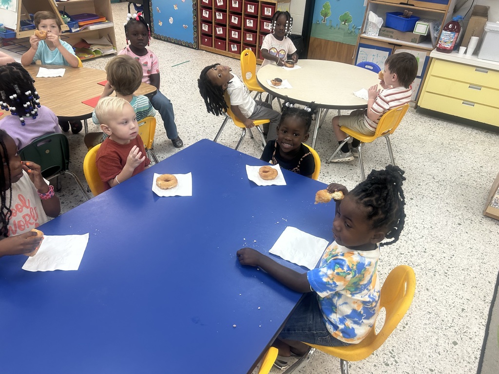 Ms. Hannah and Ms. Kaitlyn’s class had a donut party this morning for filling up their behavior jar and having great behavior! Great job, keep up the great work!