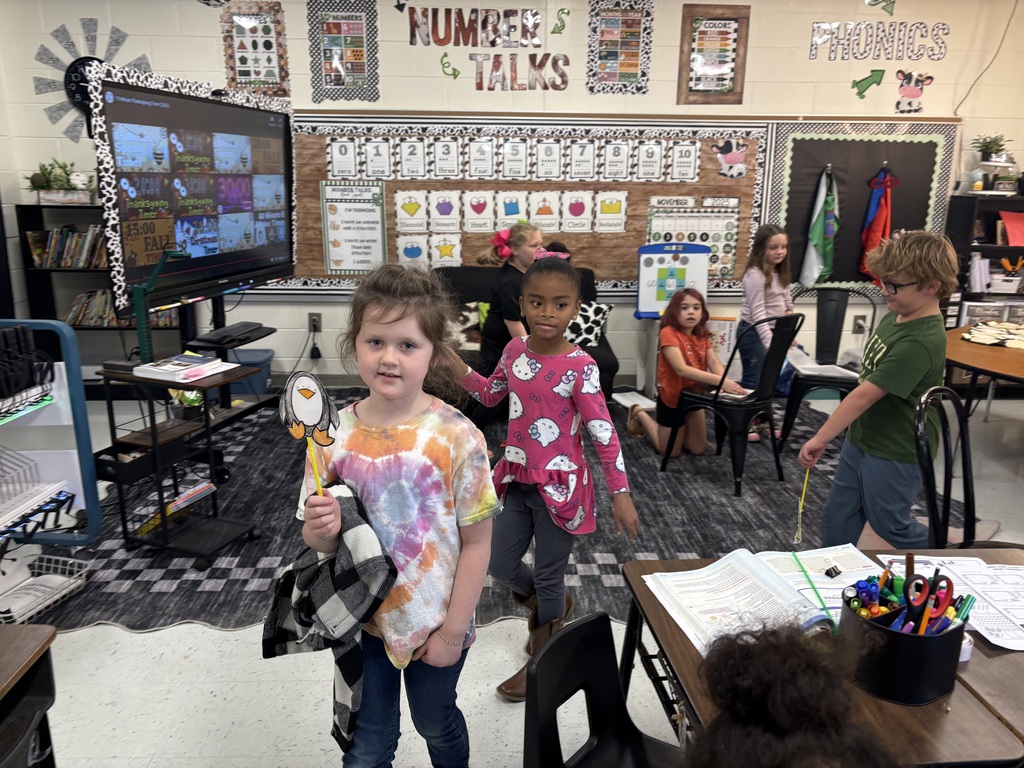 Mrs. Bowen's classes had a great time learning about the Macy's Thanksgiving Day parade by reading a biography about Tony Sarg called Balloons Over Broadway. The students made balloons and paraded through each of the 1st grade classrooms. 
