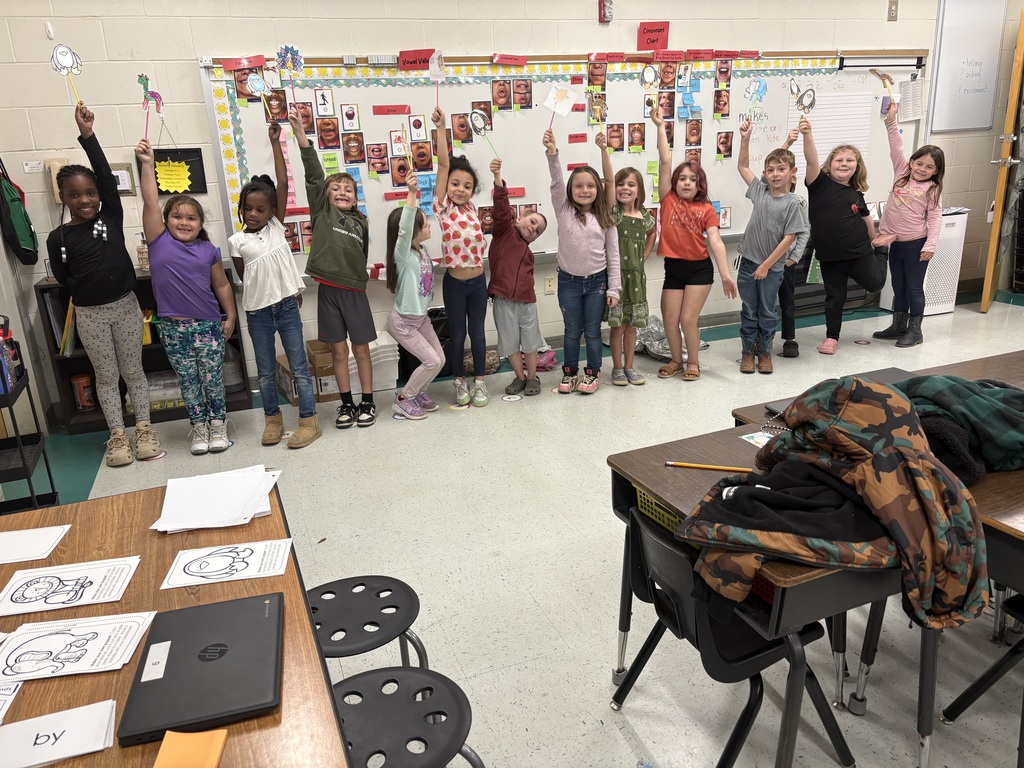 Mrs. Bowen's classes had a great time learning about the Macy's Thanksgiving Day parade by reading a biography about Tony Sarg called Balloons Over Broadway. The students made balloons and paraded through each of the 1st grade classrooms. 
