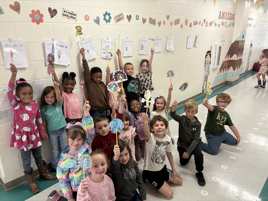 Mrs. Bowen's classes had a great time learning about the Macy's Thanksgiving Day parade by reading a biography about Tony Sarg called Balloons Over Broadway. The students made balloons and paraded through each of the 1st grade classrooms. 