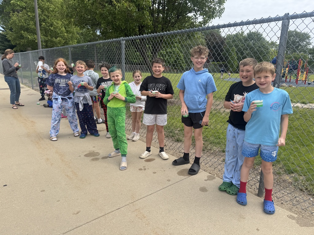 3rd grade enjoying Laki Ice