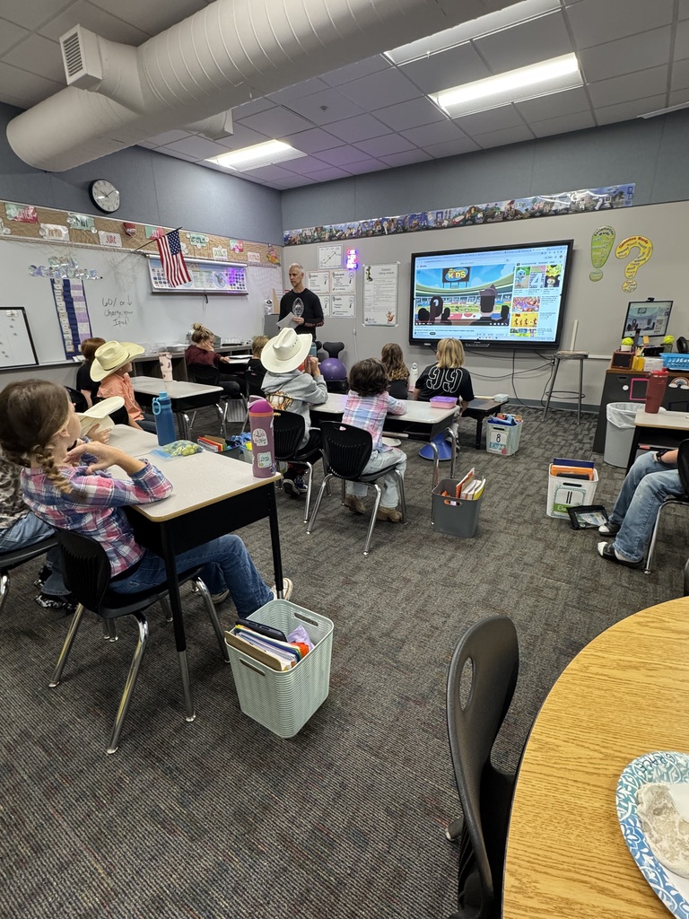 5th grade teachers reading with 3rd grade