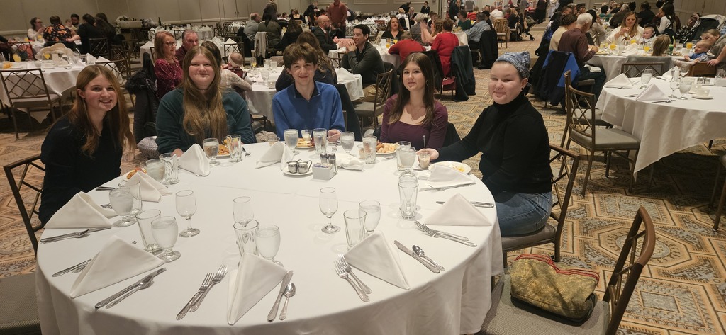 The Seneca High School Drama Club took a trip to Drury Lane for a holiday brunch with Santa and a fantastic performance of the musical Sister Act on Sunday.