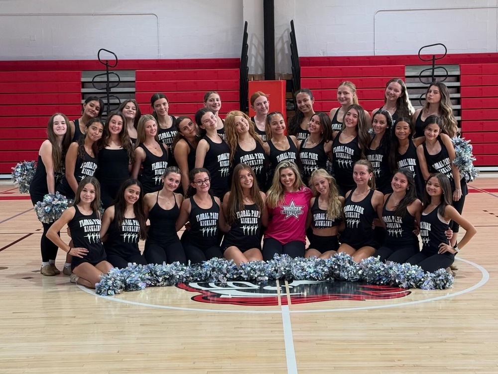 Florettes group photo in gymnasium.