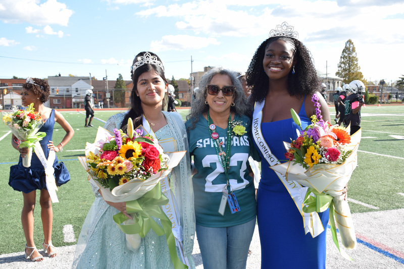 2 students holding boquets
