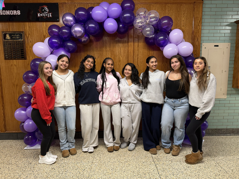 students w purple baloons