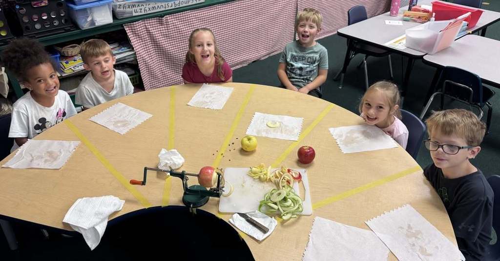 Last week, Kindergarten learned all about apples in science. 🍏🍎