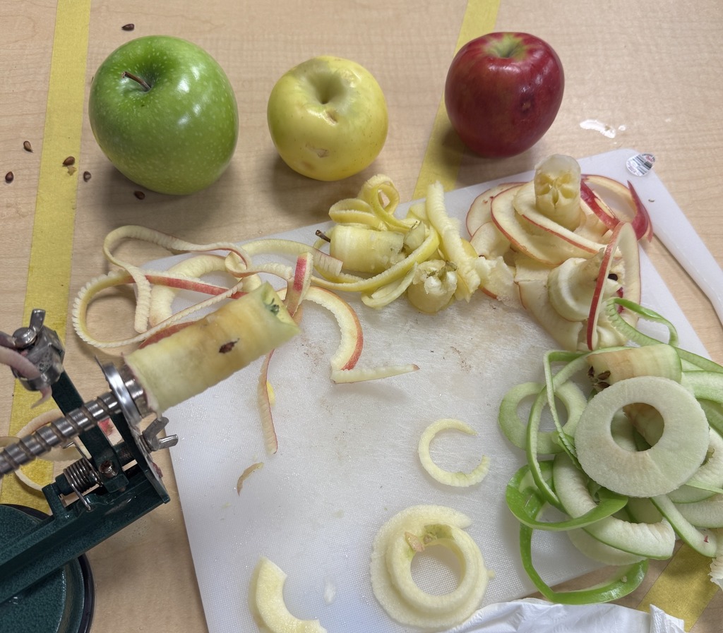Last week, Kindergarten learned all about apples in science. 🍏🍎