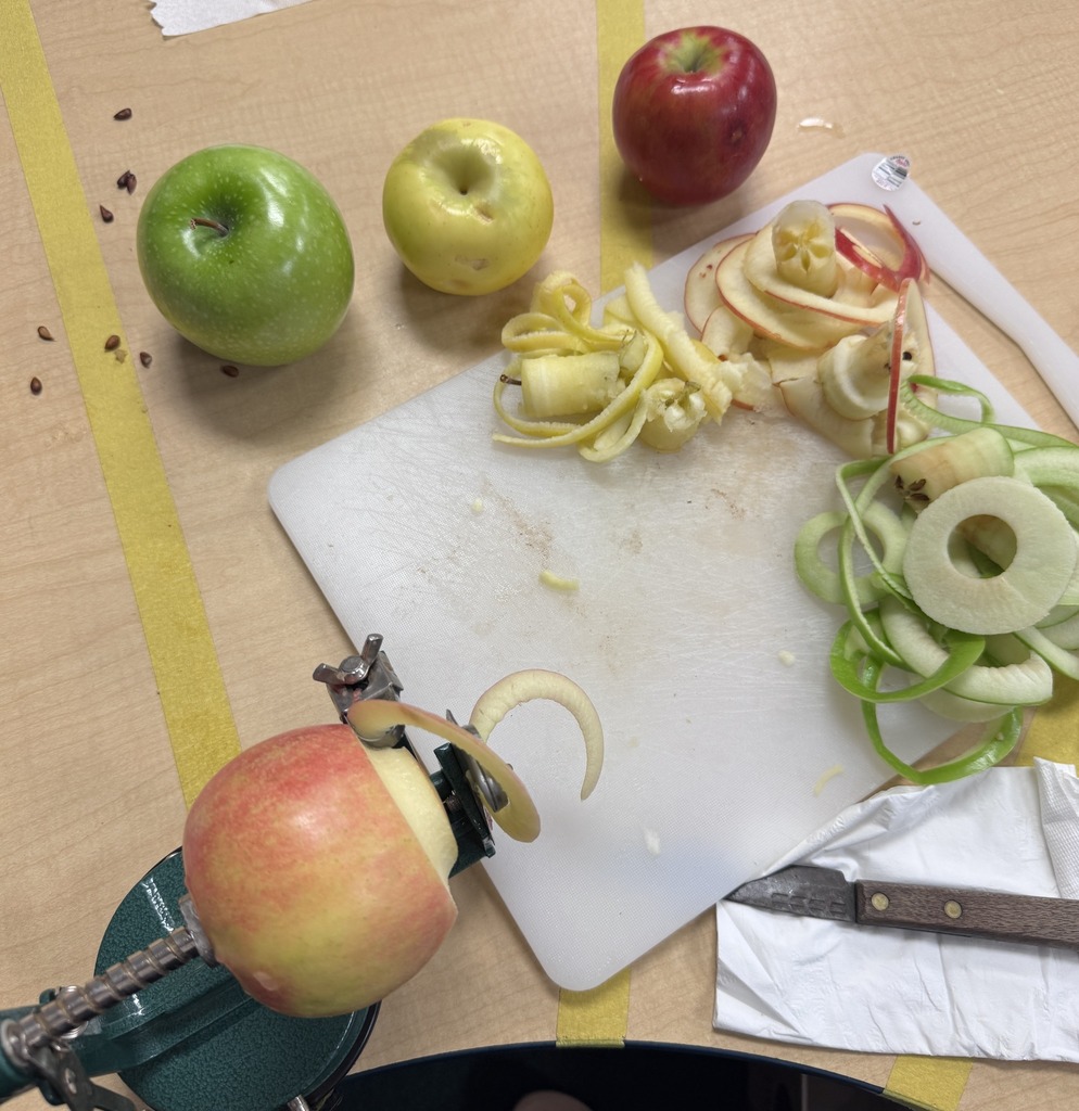 Last week, Kindergarten learned all about apples in science. 🍏🍎