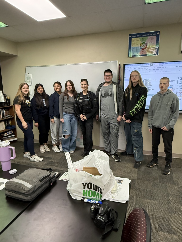 Investigator McCracken poses with a group of students at Shelby-Rising City High School.