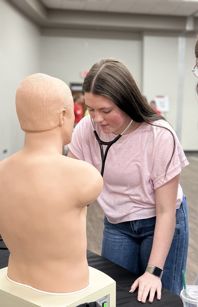 A student listens to normal and abnormal heart sounds on the patient ascultation simulator.