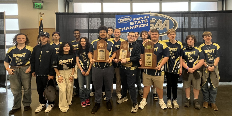 SCHS E Sports full roster flaunting their accolades from this season.