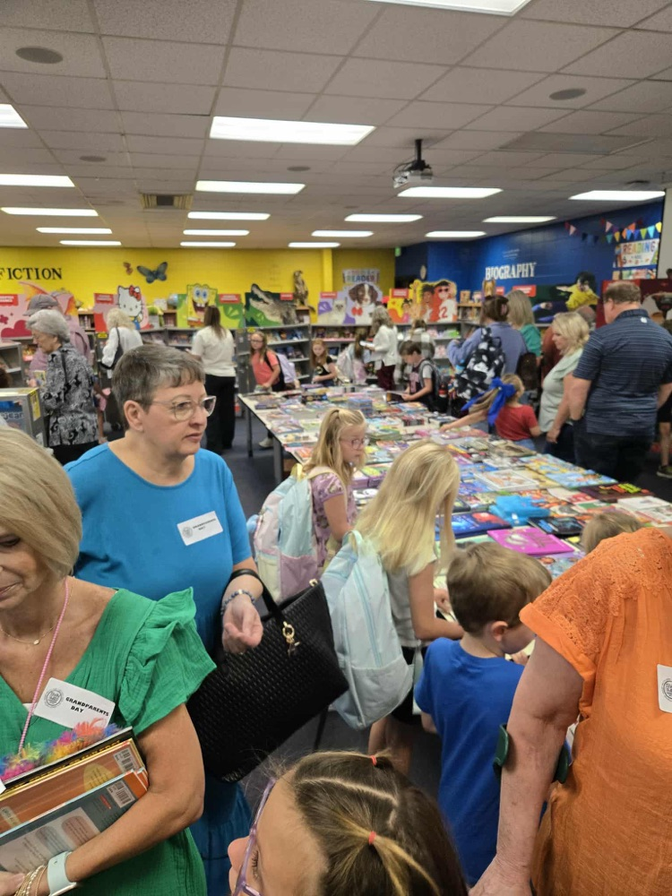 people shopping at the book fair
