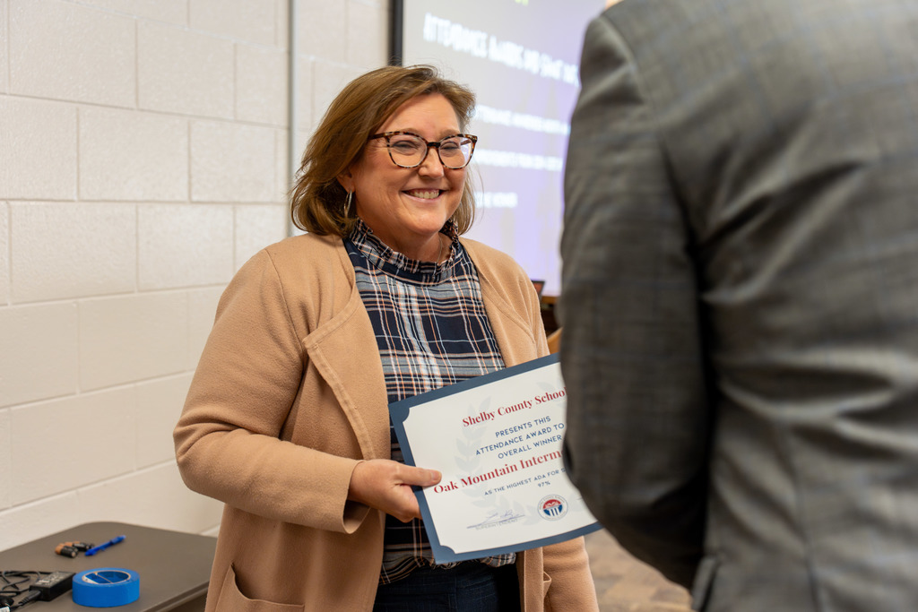 Dr. Junkin receives an award for OMIS.