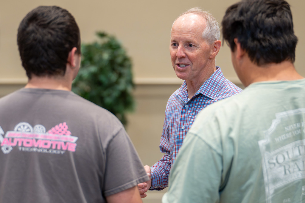 Dale Alexander speaks to Shelby County and Vincent Students about financial literacy 