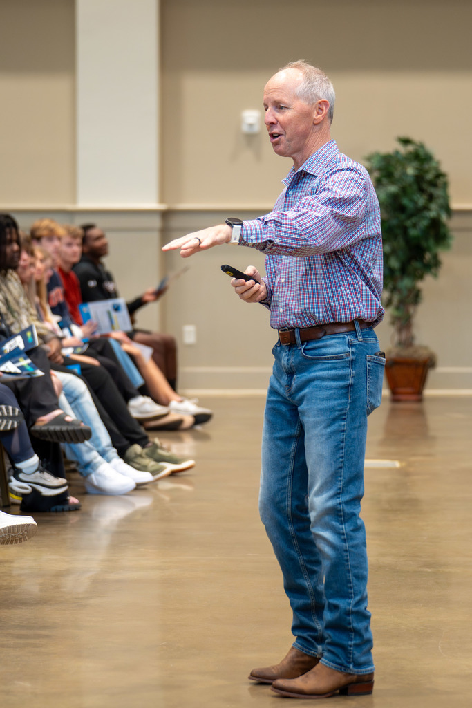Dale Alexander speaks to Shelby County and Vincent Students about financial literacy 