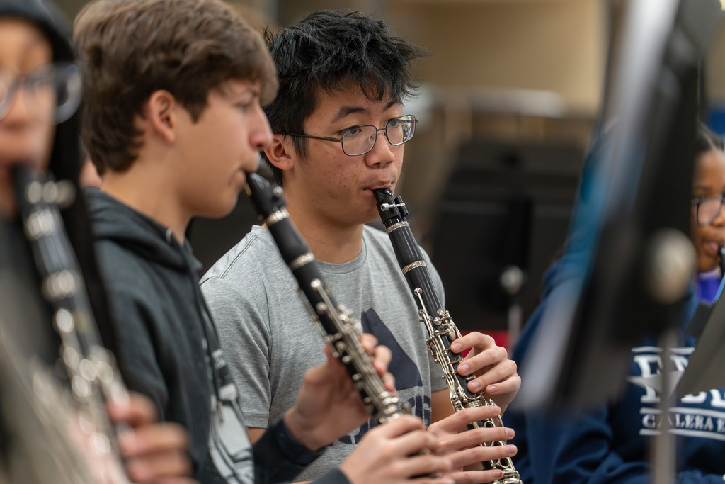 Students play the clarinet.