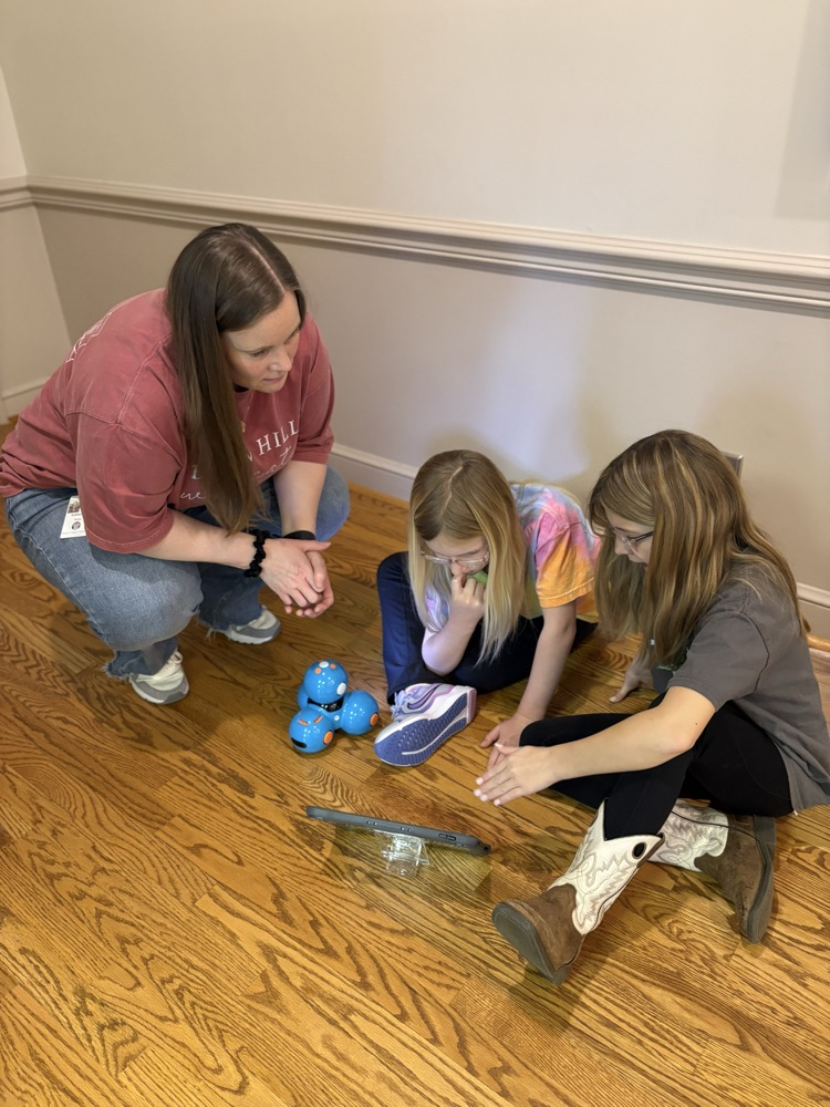 students work with a dash robot
