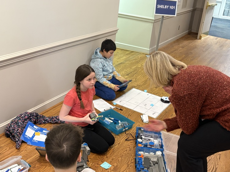 Students explain how to use robot to participant