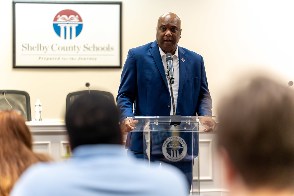 Dr. Brooks address Shelby 101 participants.