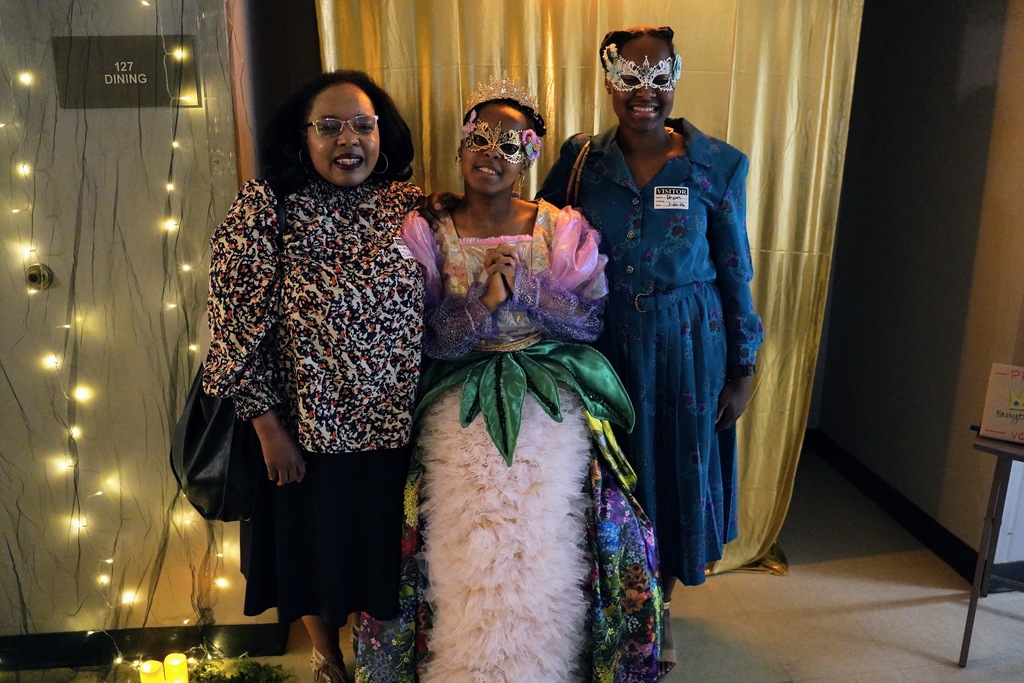 LNLC Student Holayn Marandu poses in her prom dress with her mom and sister