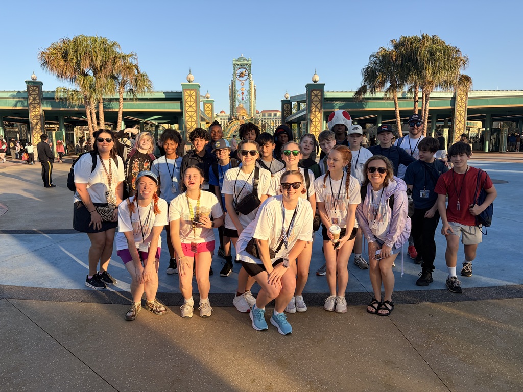 Calera Middle Students standing in front of Universal Studios