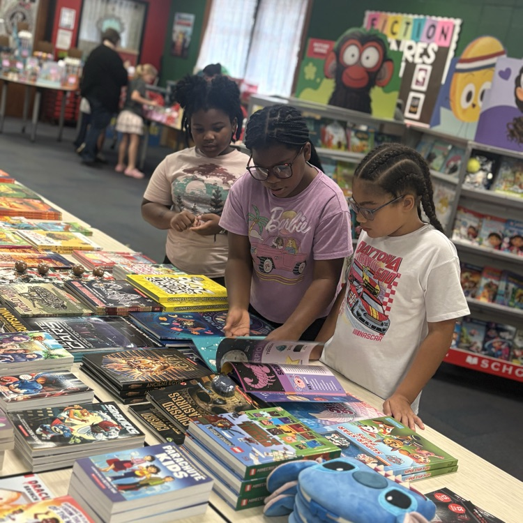 students shopping at the book fair