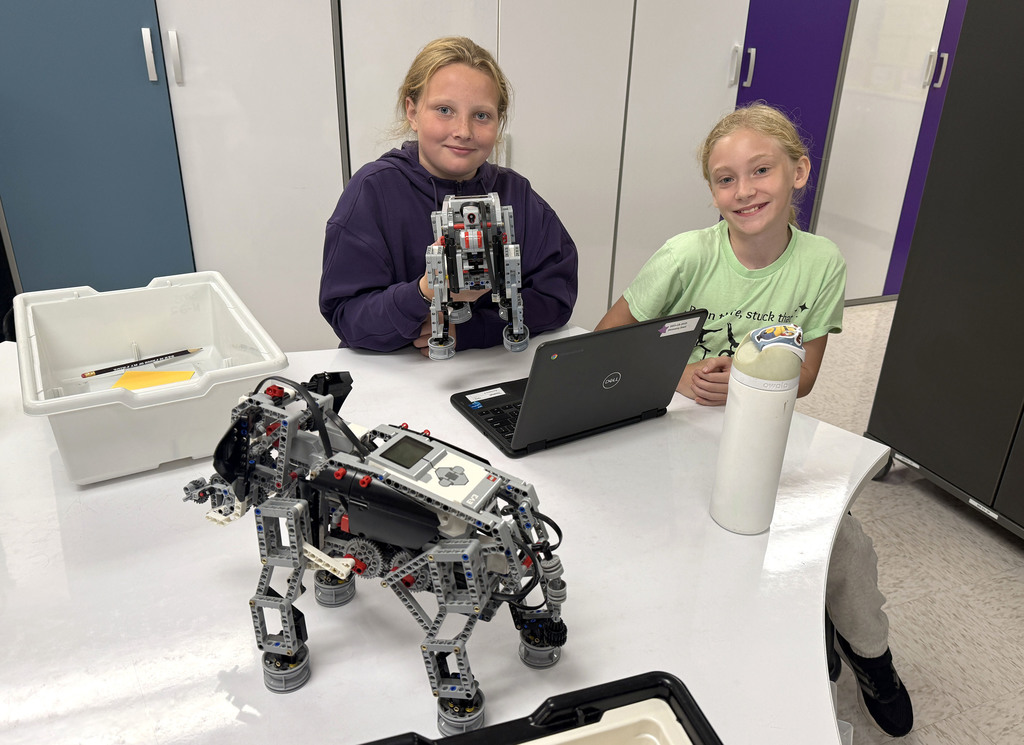Students working on an independent study in STEM/robotics