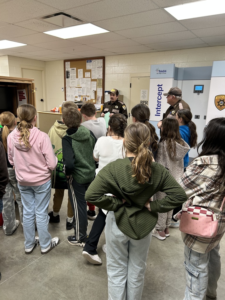 5th graders touring jail