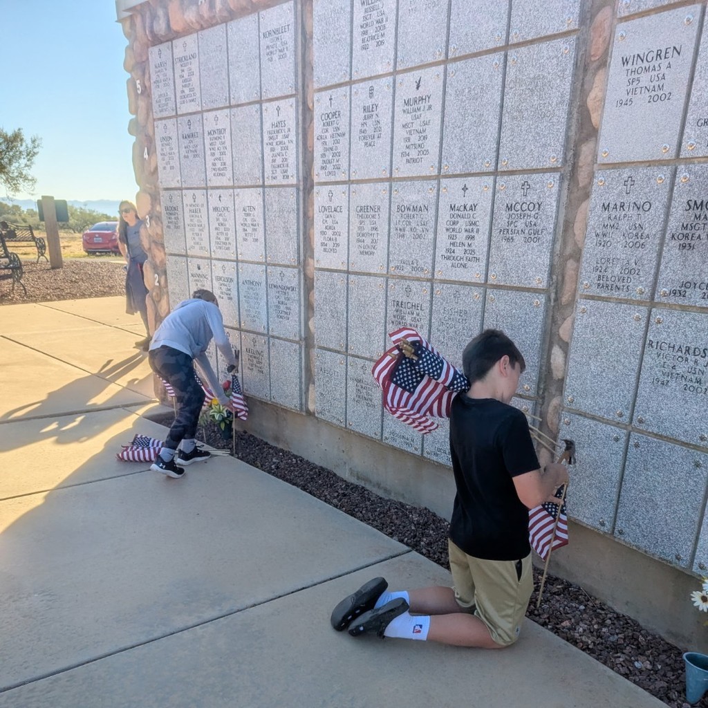 Over the weekend, our Student Council joined the PDS council and laid flags on Veteran's gravesites in honor of Veteran's Day. We are very thankful for their service 🇺🇸!

Go Bolts!