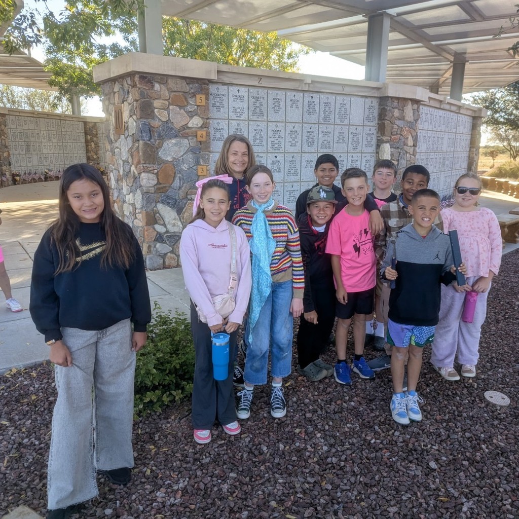 Over the weekend, our Student Council joined the PDS council and laid flags on Veteran's gravesites in honor of Veteran's Day. We are very thankful for their service 🇺🇸!

Go Bolts!