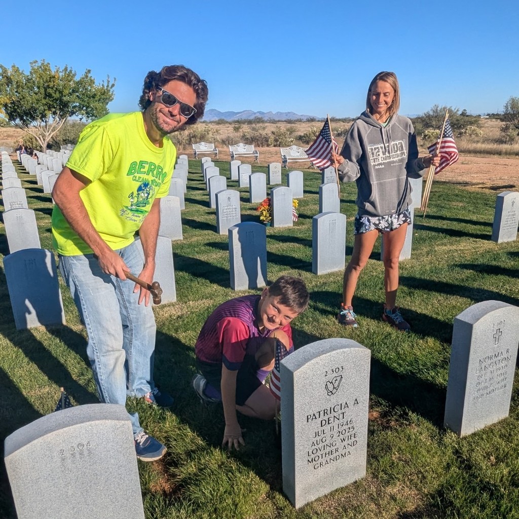 Over the weekend, our Student Council joined the PDS council and laid flags on Veteran's gravesites in honor of Veteran's Day. We are very thankful for their service 🇺🇸!

Go Bolts!