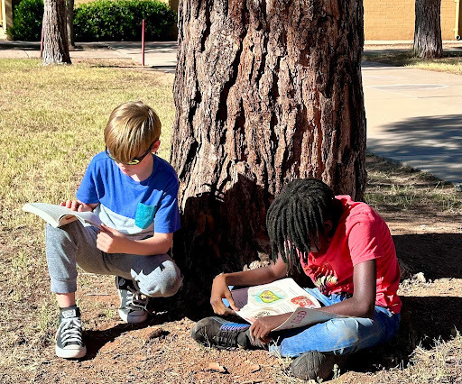 π On beautiful days like today, Mrs. Boggan lets her students take their reading time outdoors! ππ Thereβs nothing like fresh air, sunshine, and a good book to make learning even more enjoyable. π€οΈβ¨