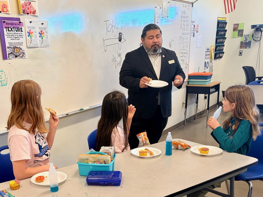 Sierra Vista City Councilman Mr. Mark Rodriguez brought energy and inspiration to Pueblo Del Sol Elementary School during his recent visit. Accompanied by members of his City Youth Council, he met with Pueblo Del Sol’s Student Council to talk about leadership and what it truly means to make a positive impact in our community. The Youth Council members shared exciting stories about their roles, the opportunities they’ve had while serving on the council, and how growing up in Sierra Vista has shaped their passion for giving back. It was an empowering and motivating experience for all the students involved