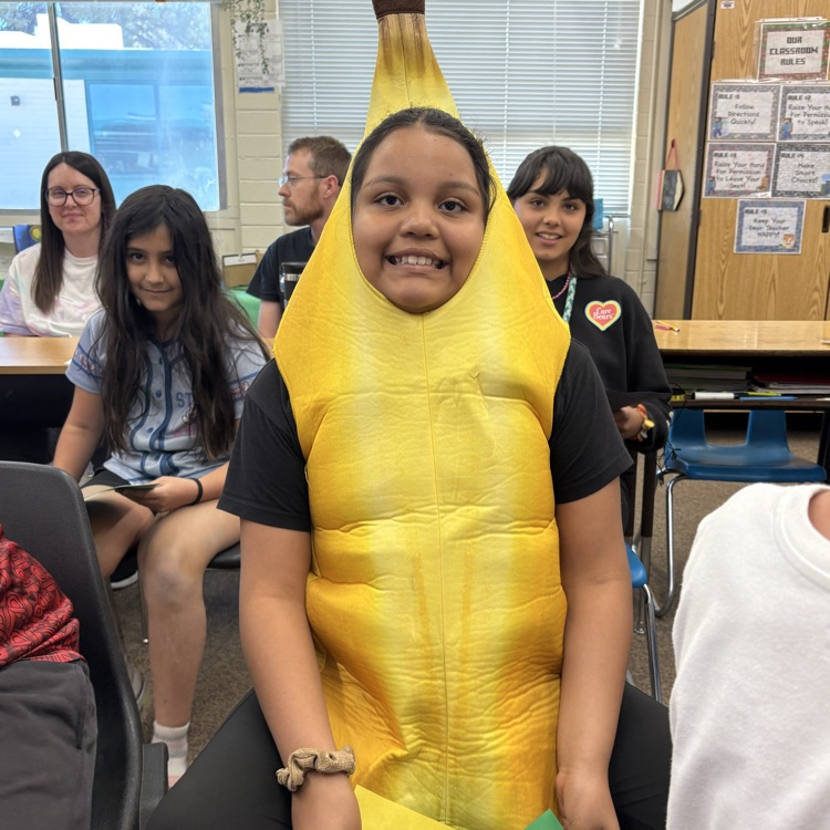 4th Graders celebrated the end of their poetry unit with their color party! 
