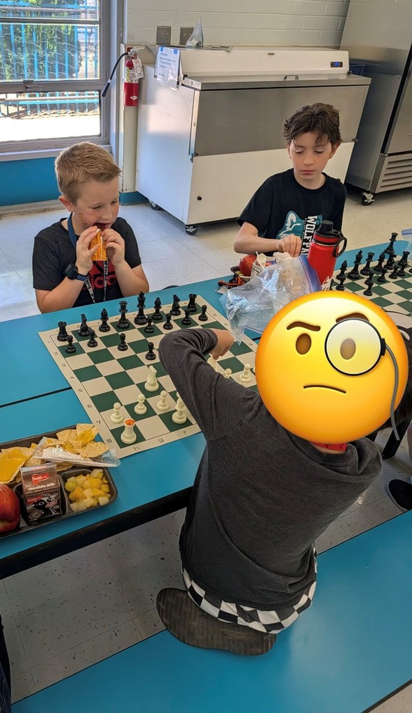 4th and 5th grade students play Chess while they eat lunch. 