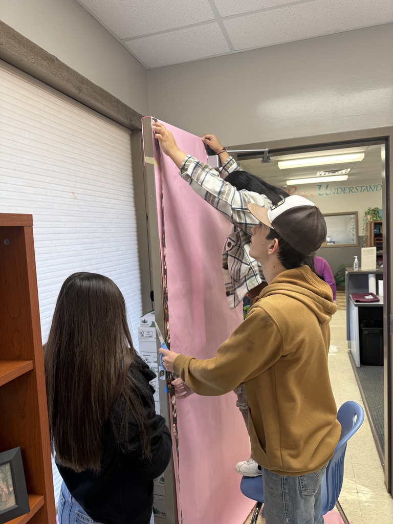 high school students decorating for the holidays