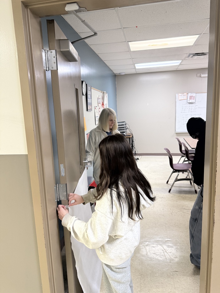 high school students decorating for the holidays