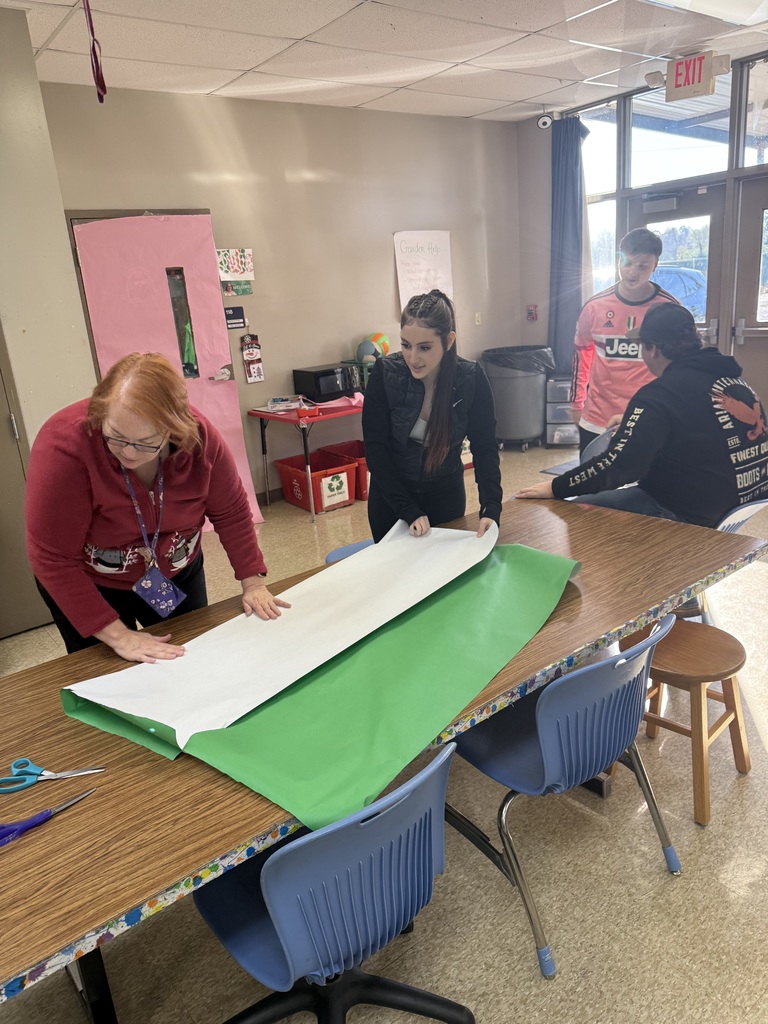 high school students decorating for the holidays